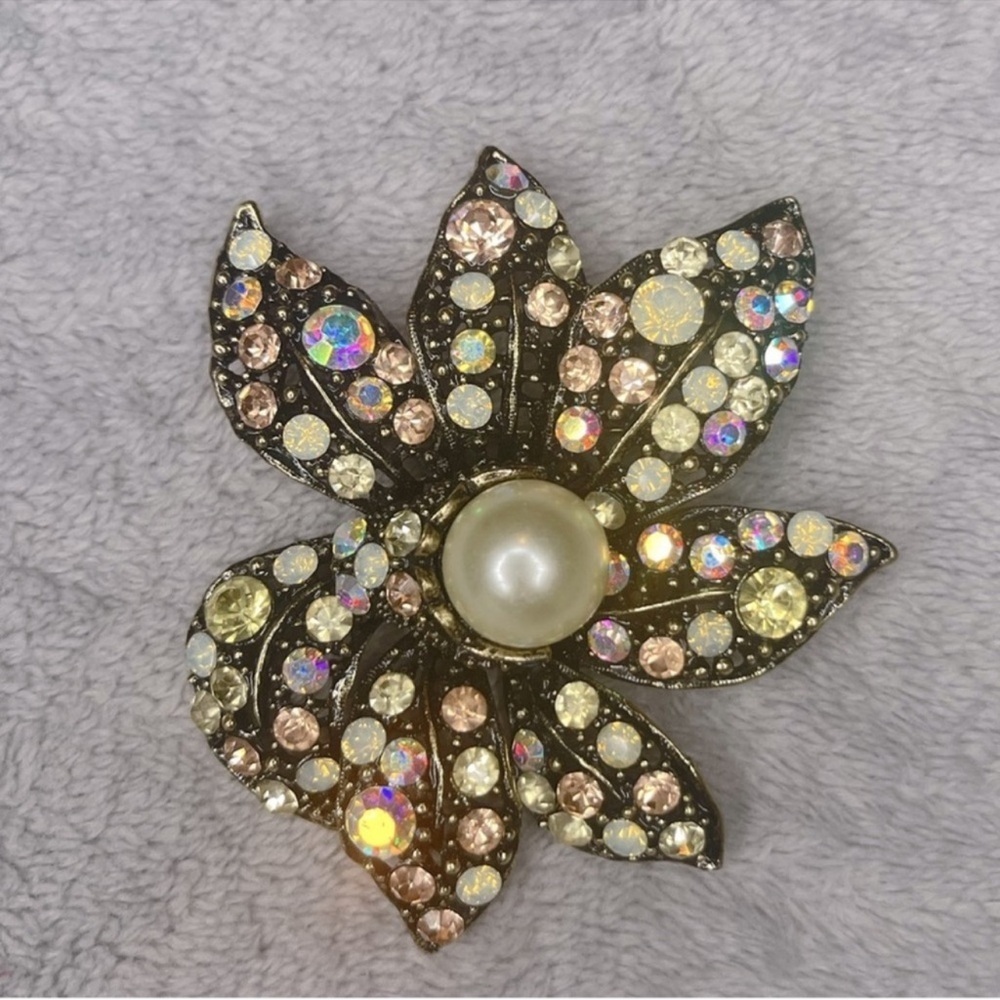 Pearl‎ Flower Brooch​​